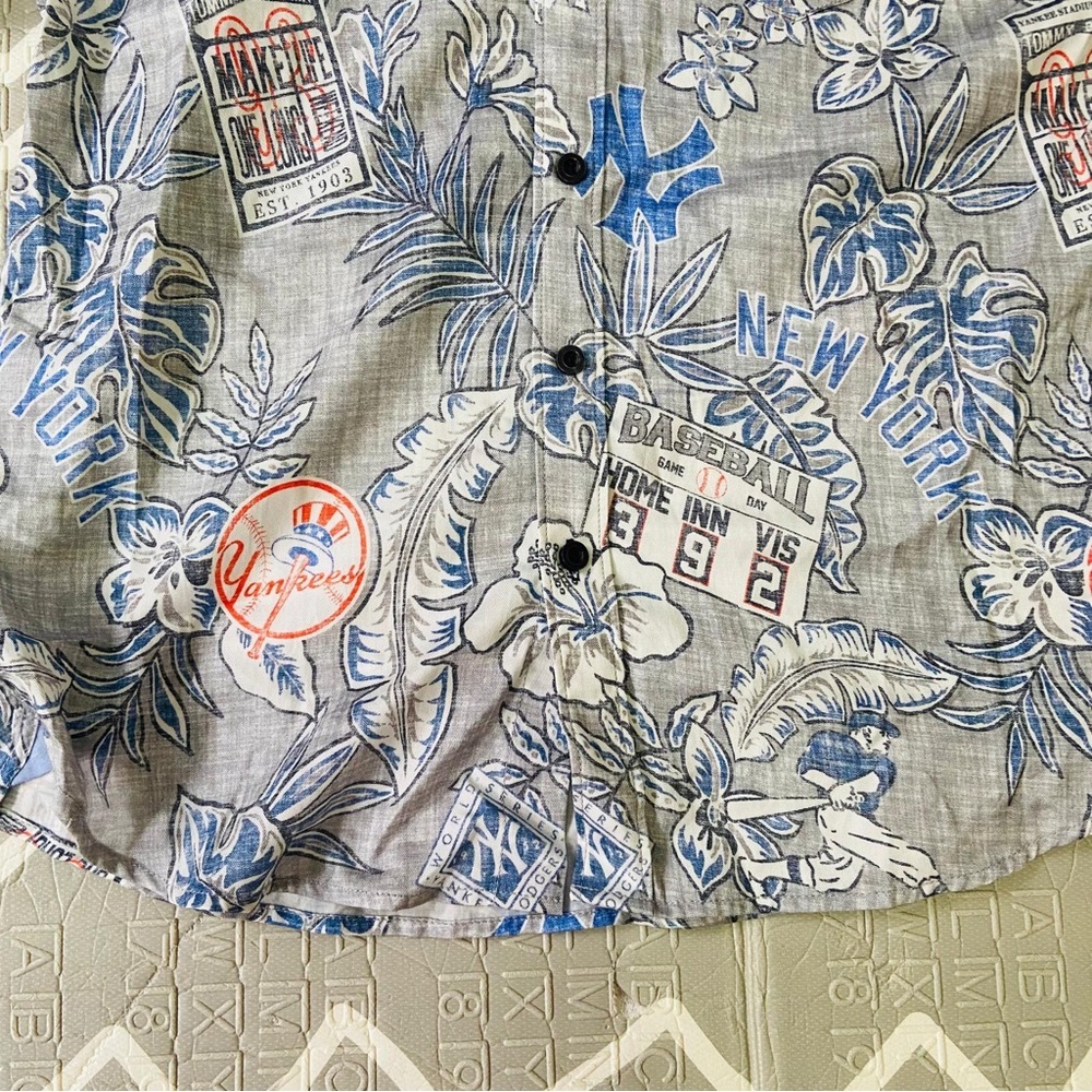 Rare Tommy Bahama x Yankees Collab Hawaiian shirt jersey - Picture 3 of 8